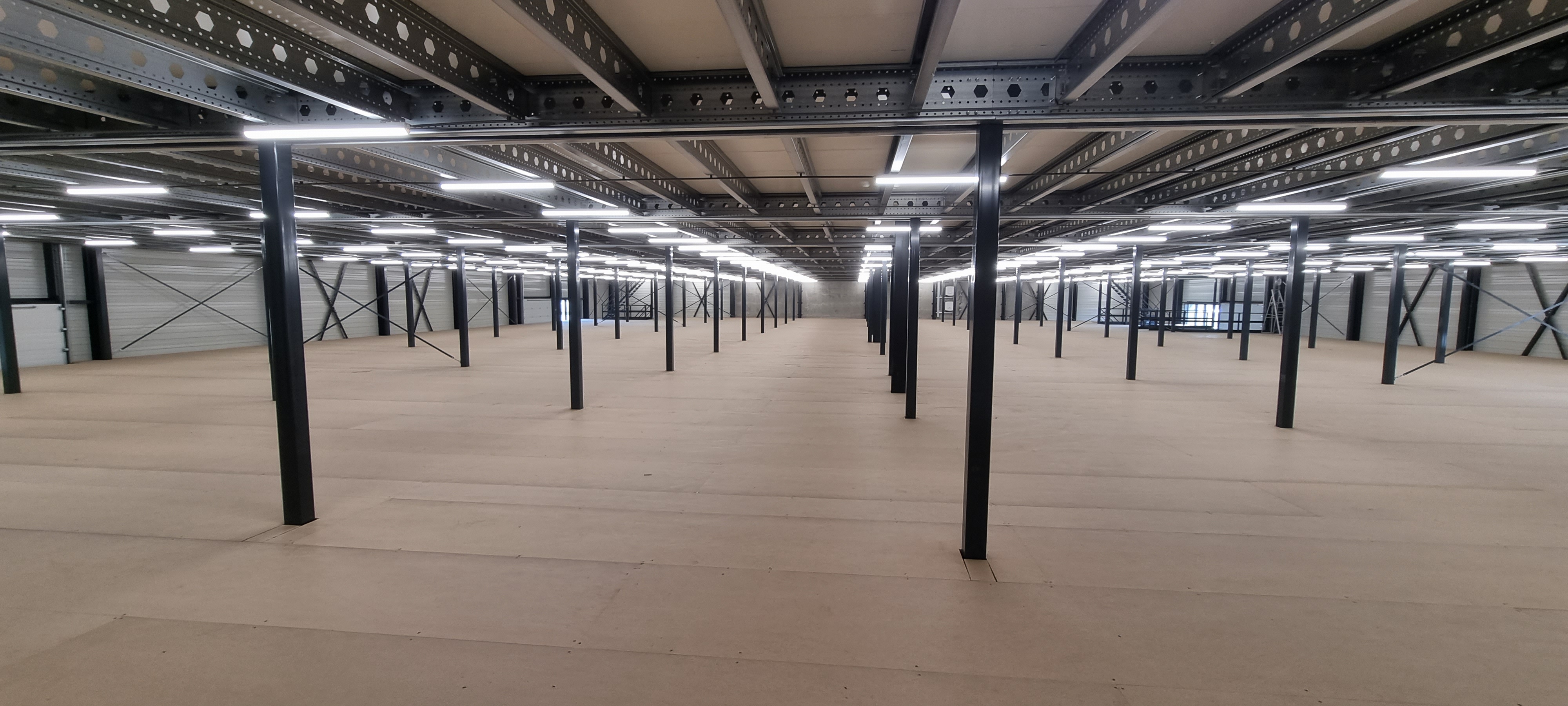 Magazijn optimaliseren met duidelijke stellingen en routes