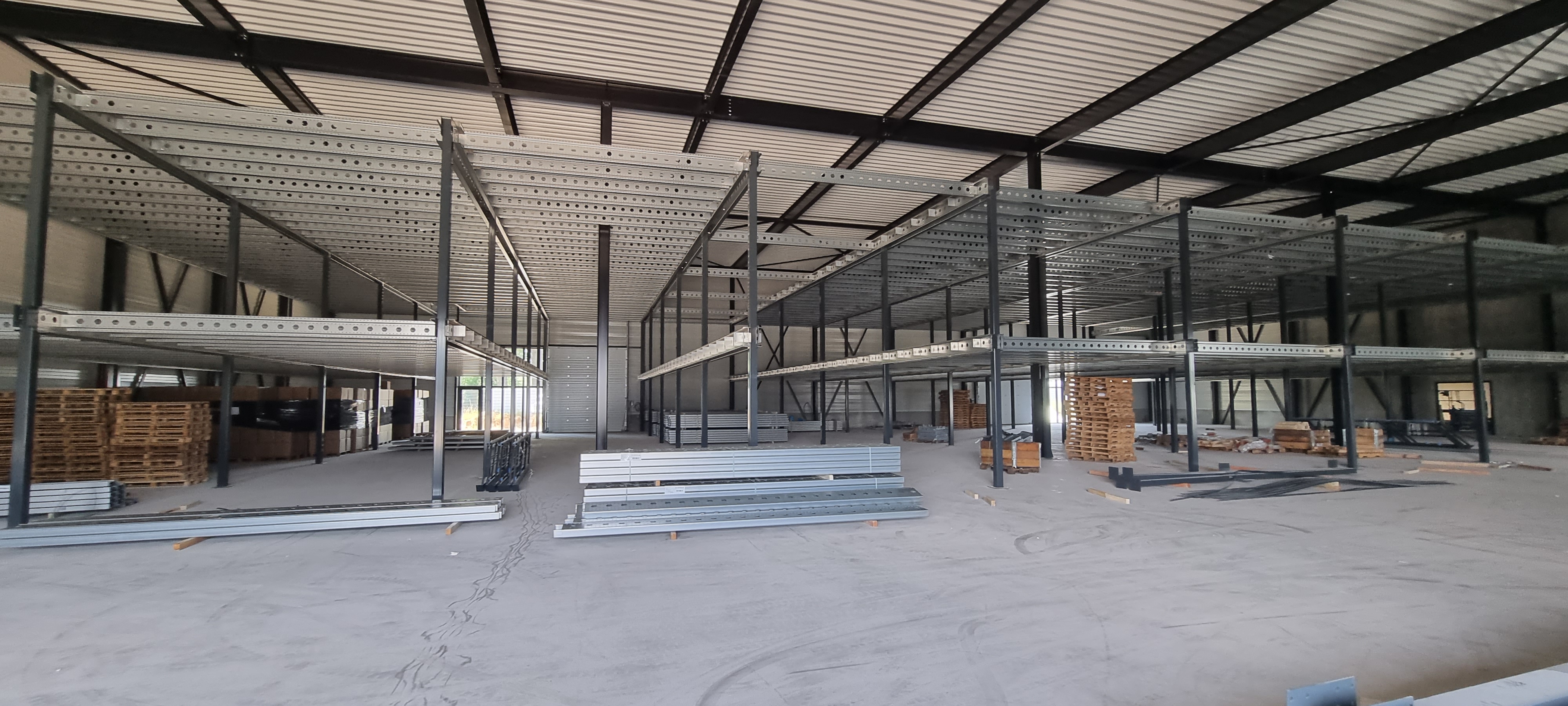 Magazijnstellingen in bedrijfshal met opslagruimte